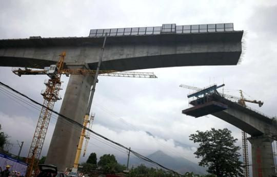 多個速度傳感器實時監(jiān)測轉(zhuǎn)體速度,兩條3000噸大橋?qū)崿F(xiàn)精準(zhǔn)對接 多個速度傳感器實時監(jiān)測轉(zhuǎn)體速度,兩條3000噸大橋?qū)崿F(xiàn)精準(zhǔn)對接