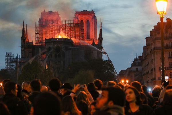 1555472887008015666.jpg 巴黎圣母院 塔尖坍塌.jpg