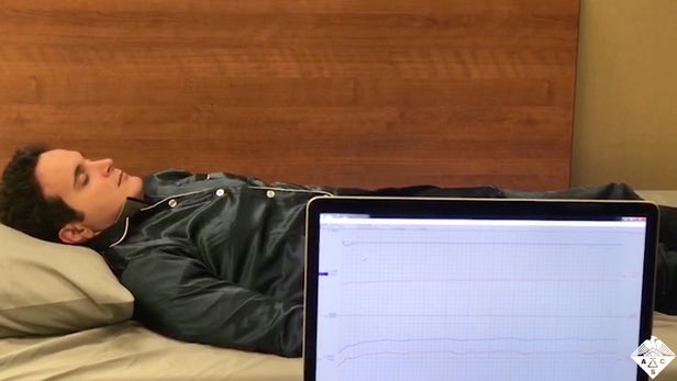 1555384213730032747.jpg 研究團(tuán)隊(duì)正監(jiān)測(cè)身穿這款睡衣的測(cè)試者的睡眠狀態(tài).jpg